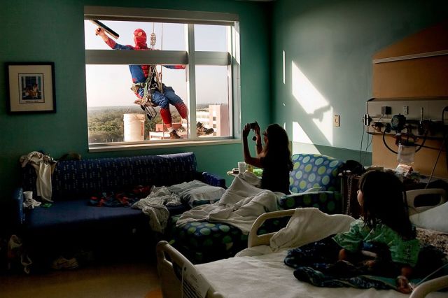 Мойщик окон в костюме человека паука