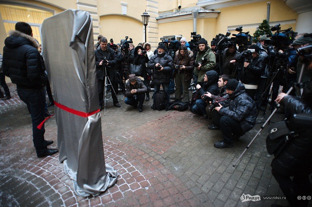 В Санкт-Петербурге установили памятник iPhone (7 фото)