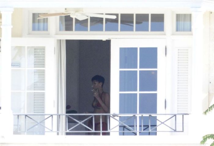 Голая Рианна забыла зедернуть шторы (7 фото)