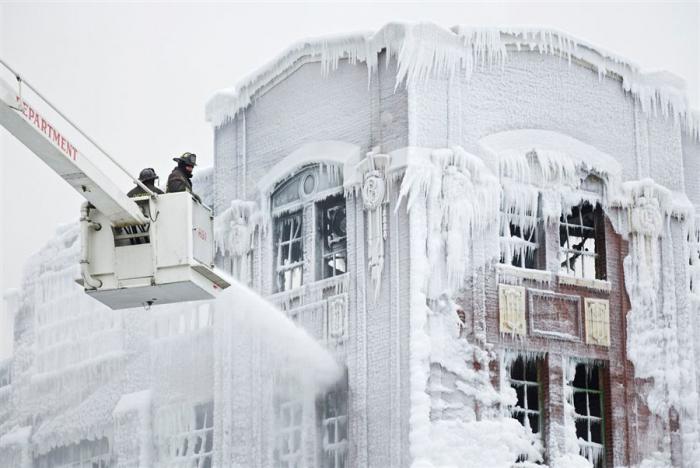 Ледяные скульптуры после пожара в Чикаго