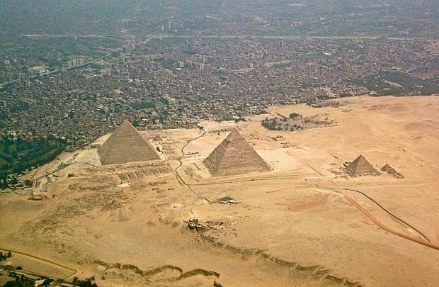 Что находится за Египетскими пирамидами (4 фото)
