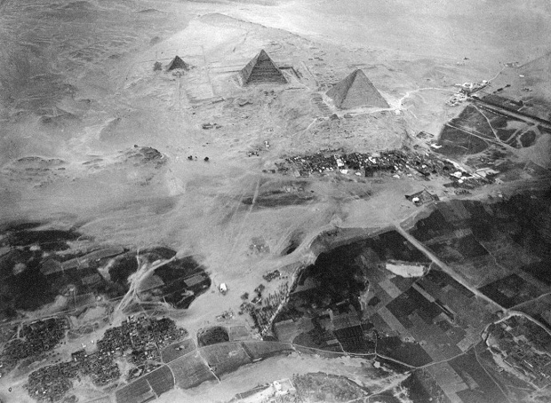 Что находится за Египетскими пирамидами (4 фото)