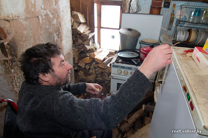 Белорусский миллионер стал инвалидом и живет в хибаре рядом со своим 6-этажным домом