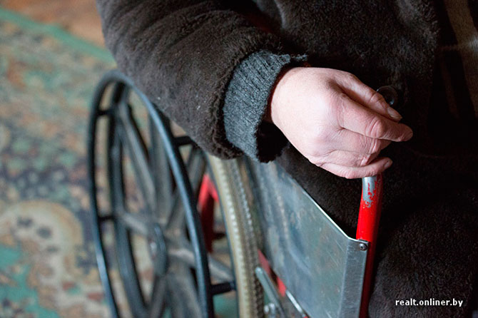 Белорусский миллионер стал инвалидом и живет в хибаре рядом со своим 6-этажным домом
