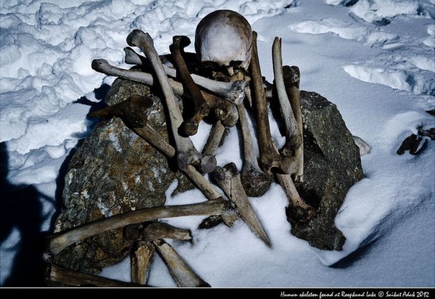 Озеро скелетов Роопкунд в Индии (9 фото + видео)