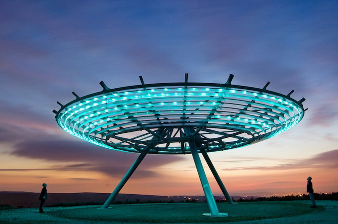 Скульптура НЛО в Ланкашире (8 фото)