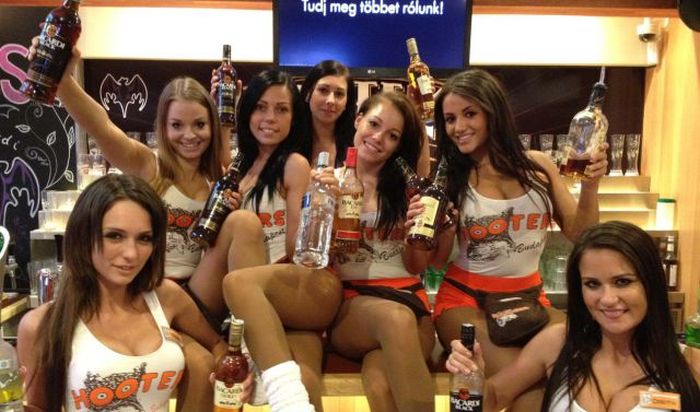 Симпатичные девушки из ресторана Hooters (86 фото)