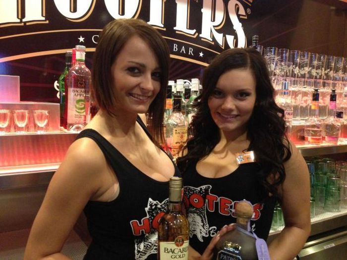 Симпатичные девушки из ресторана Hooters (86 фото)