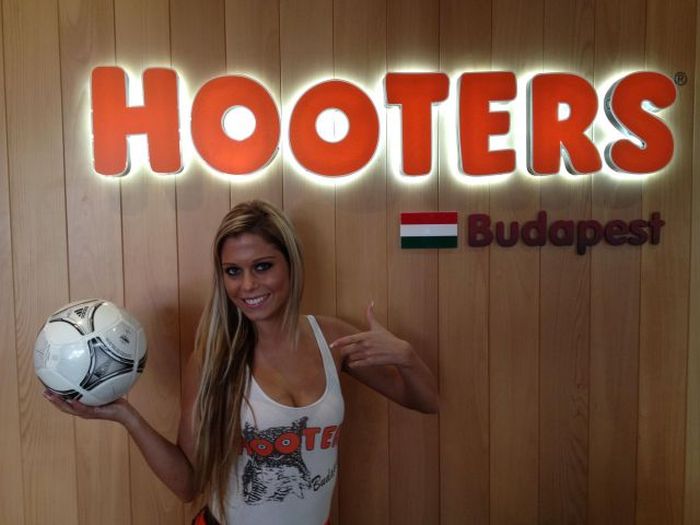 Симпатичные девушки из ресторана Hooters (86 фото)