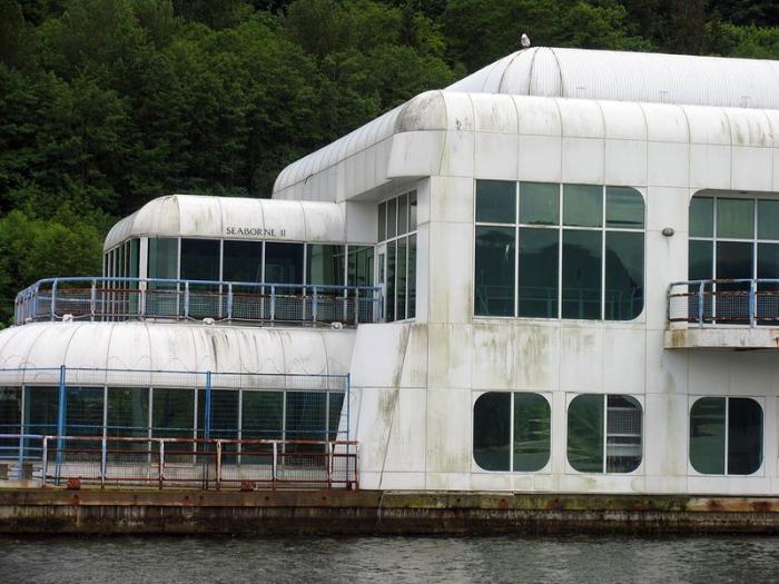 McBarge. Заброшенный МакДональдс на барже, построенный для EXPO 86