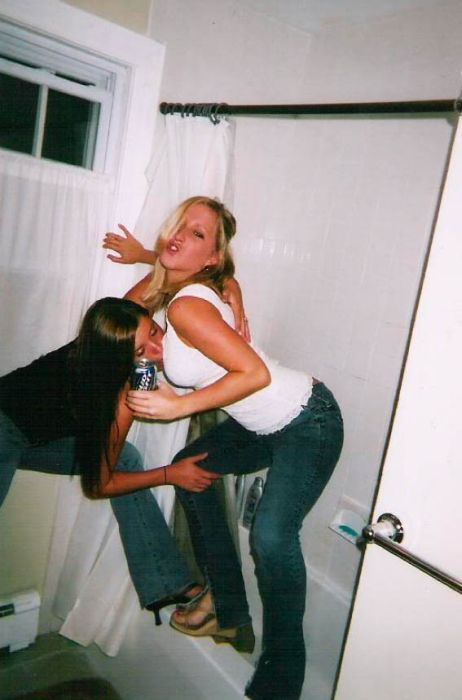 Пьяные девушки фотографируются в туалете
