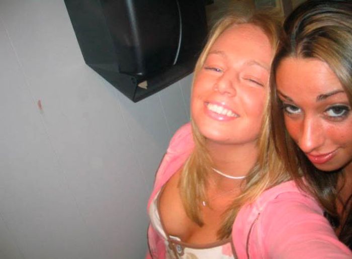 Пьяные девушки фотографируются в туалете