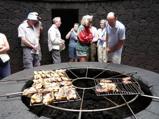 В Ресторане «El Diablo» пища готовится над кратером действующего вулкана