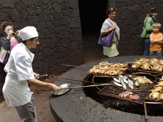 В Ресторане «El Diablo» пища готовится над кратером действующего вулкана