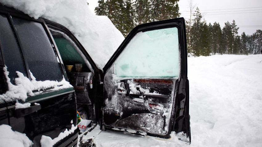 Швед выжил после 2 месяцев, проведенных в заваленной снегом машине (9 фото)