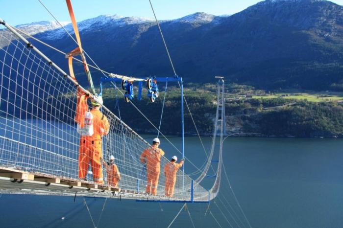Строительство подвесного моста в Норвегии (9 фото)