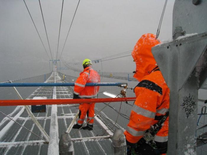 Строительство подвесного моста в Норвегии (9 фото)