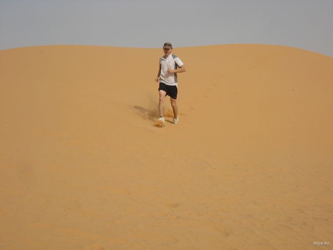 Первый марафон через Сахару бегом в одиночку (5 фото)