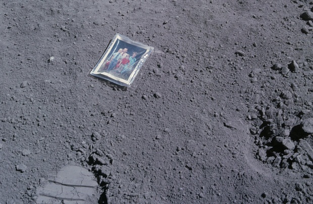 Семейное фото астронавта Аполлон-16 пролежало на Луне 40 лет (3 фото)