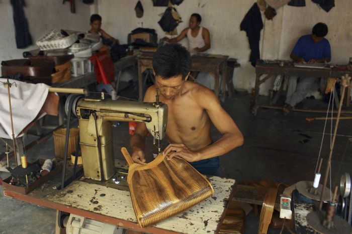 Производство сумок из змеиной кожи