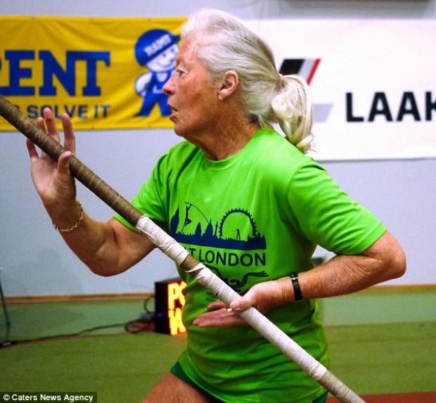 77-летняя бабуля стала чемпионкой мира по прыжкам с шестом (8 фото)