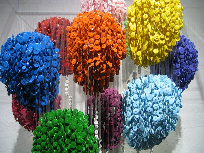 Инсталляции из разноцветных пуговиц (15 фото)