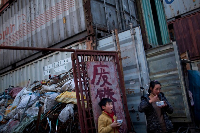 Китайские семьи делают дома в старых грузовых контейнерах (8 фото)