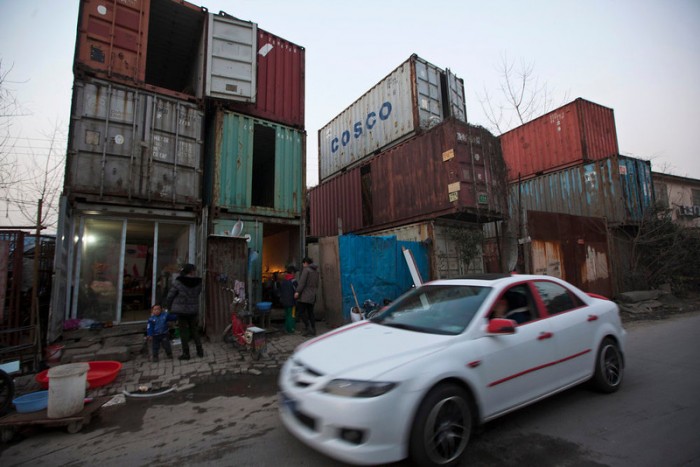 Китайские семьи делают дома в старых грузовых контейнерах (8 фото)