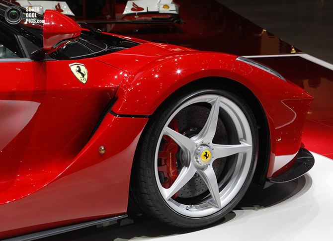 Ferrari LaFerrari: гибридный красный «жеребец»