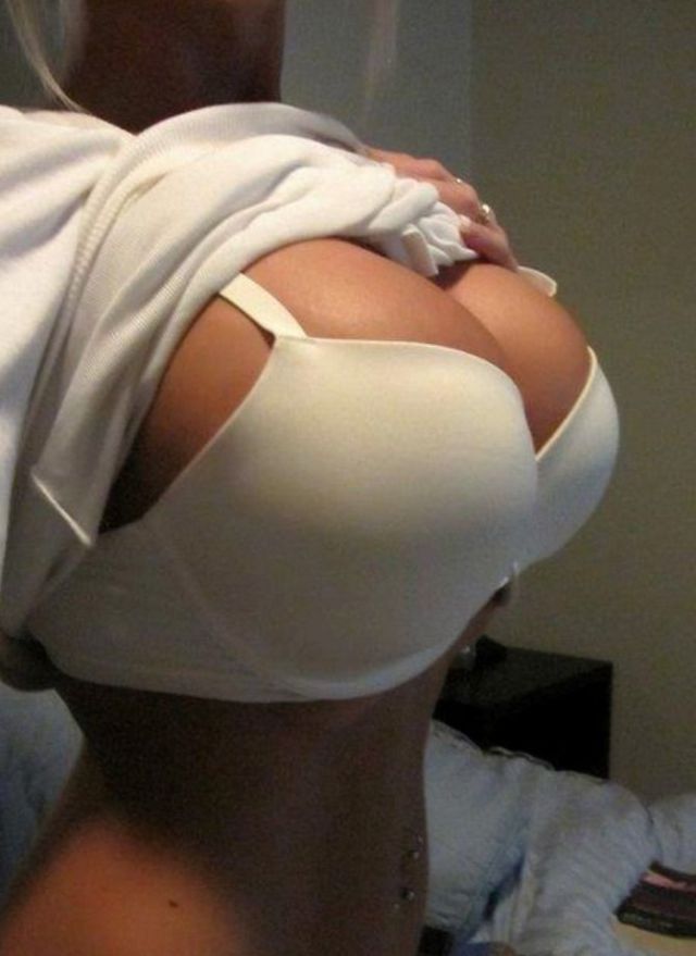 Подборка девушек с шикарной грудью (55 фото)