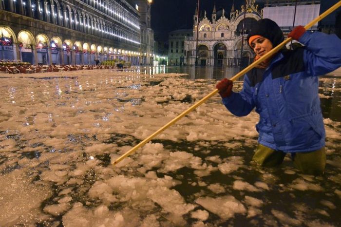 Затопленная Венеция - леденеет