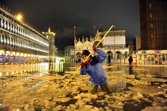 Затопленная Венеция - леденеет