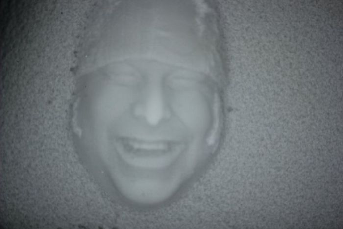 Отпечатки лица на снегу