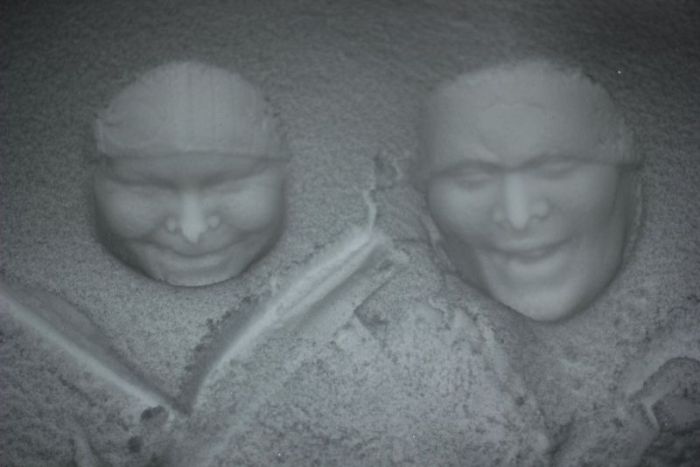 Отпечатки лица на снегу