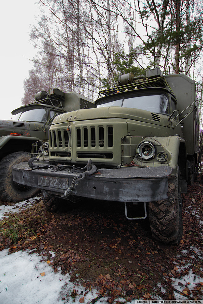 Березки, снег и списанная военная техника