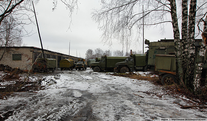 Березки, снег и списанная военная техника