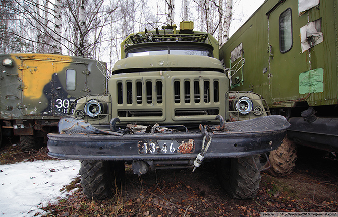 Березки, снег и списанная военная техника