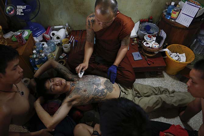 Традиционные татуировки иглами в Таиланде