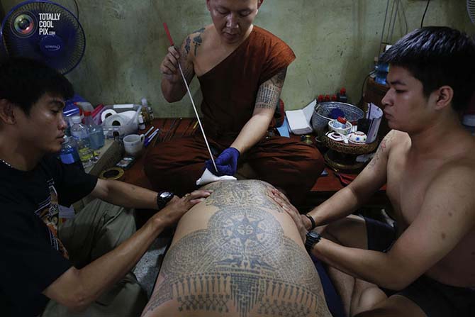 Традиционные татуировки иглами в Таиланде