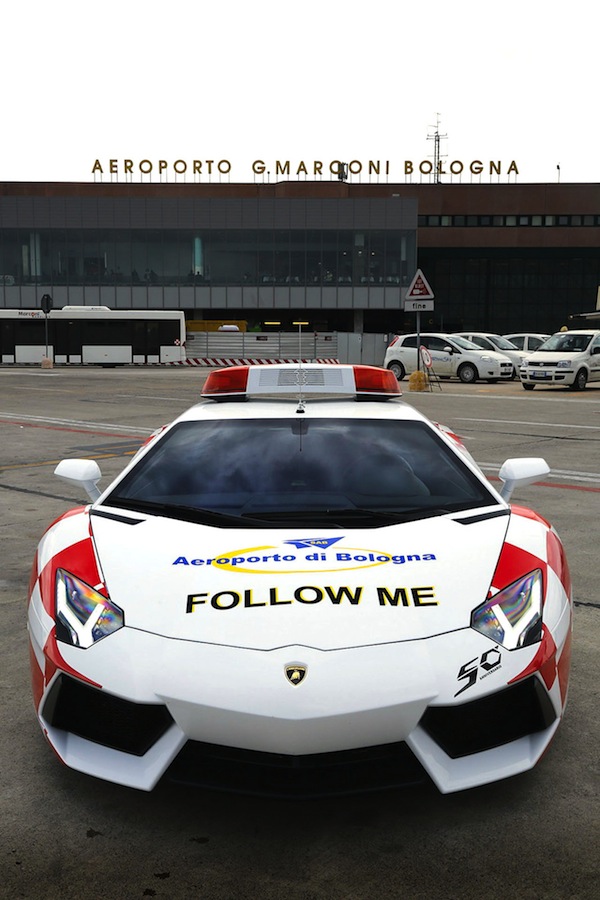 Суперкар Lamborghini Aventador на службе аэропорта Болоньи (4 фото)