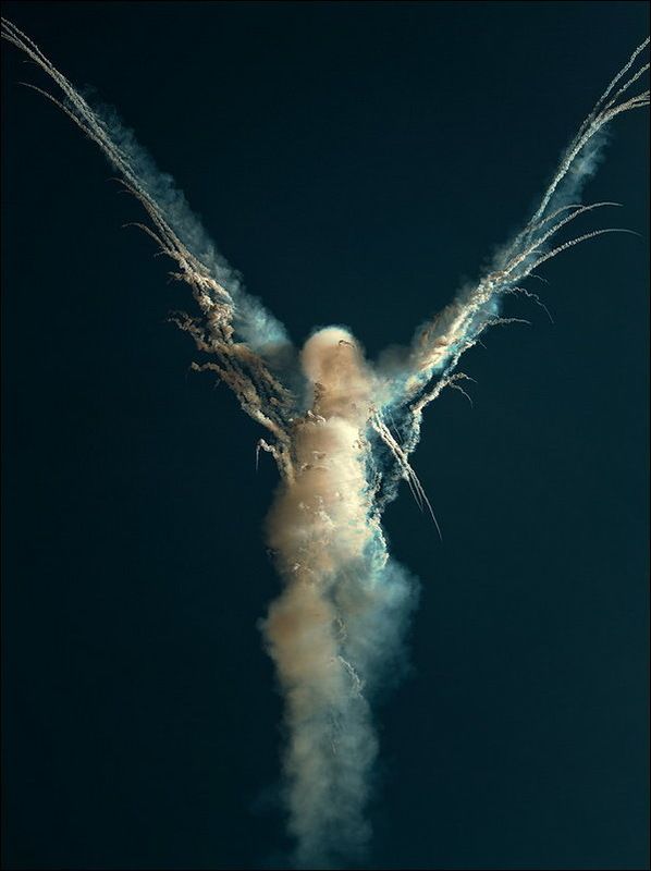 «Русские Витязи» нарисовали в небе фигуру ангела (7 фото)