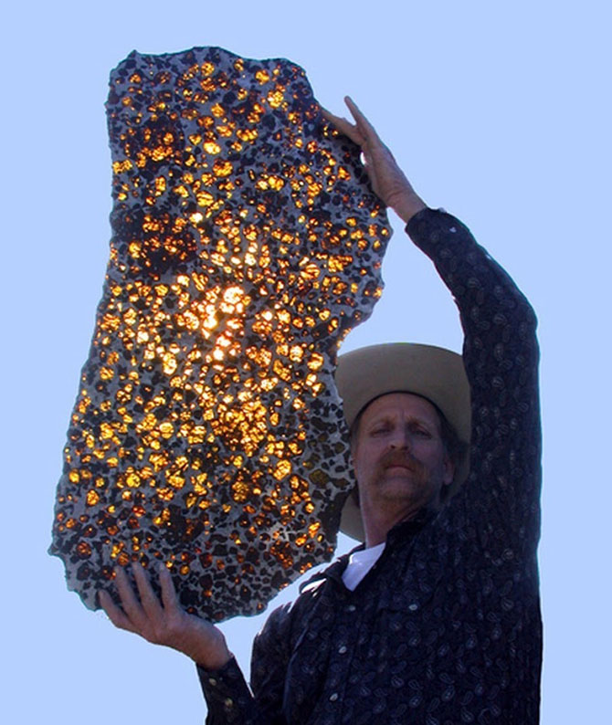 Необычайно красивый метеорит Фукан