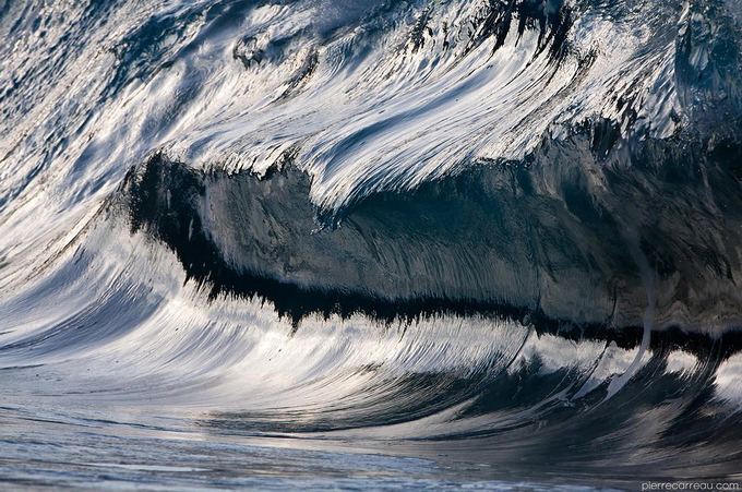 Красота волн в фотографиях Pierre Carreau (16 фото)