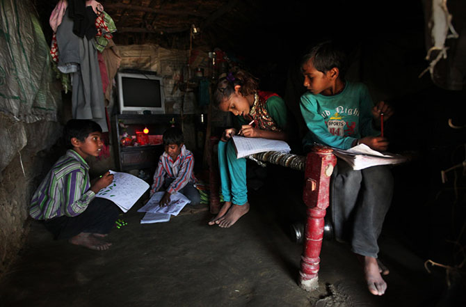 Школа для бедных детей под мостом в Нью-Дели