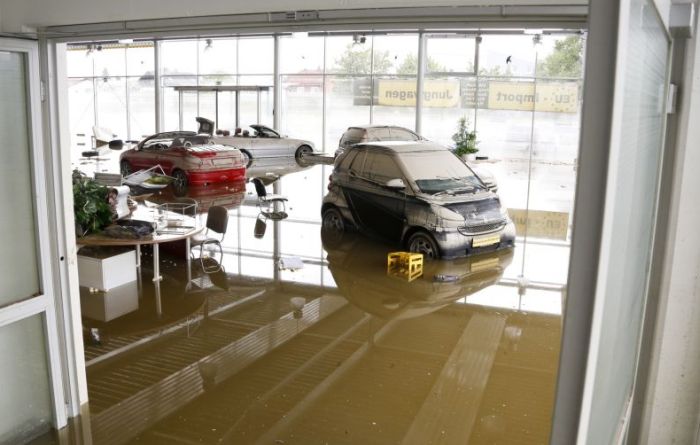 Автомобили после наводнения в Германии