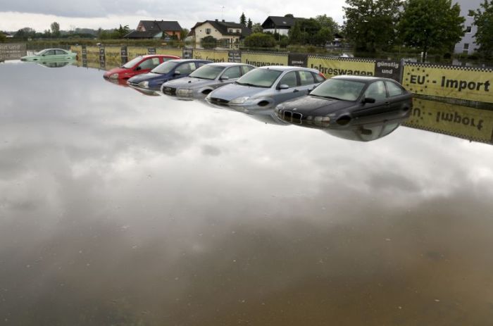 Автомобили после наводнения в Германии