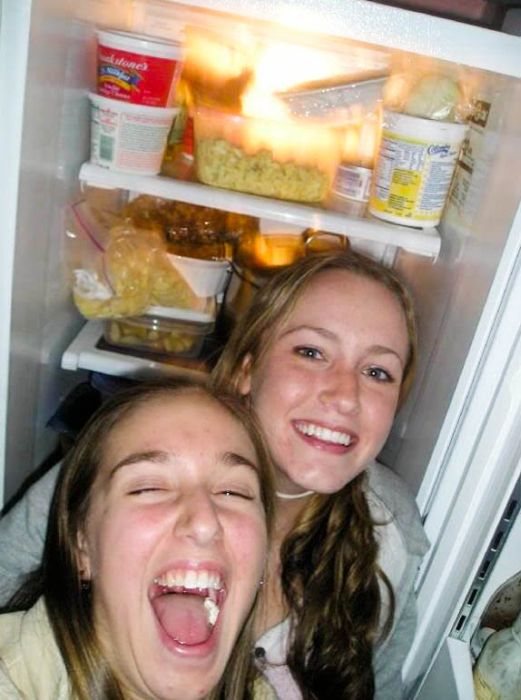 Девушки у холодильников