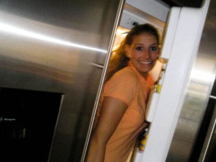 Девушки у холодильников
