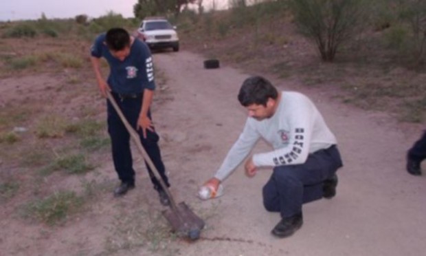 Мексиканцы напуганы мистическим камнем, который светится и выделяет странный газ (2 фото)