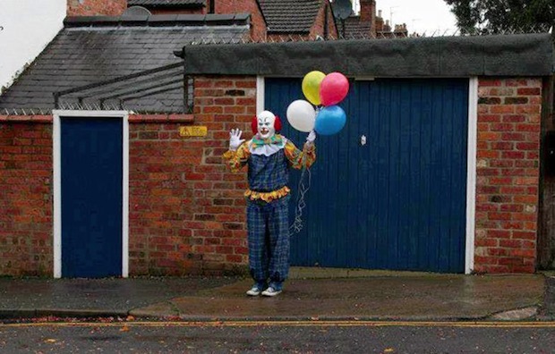 По улицам Нортгемптона ходит страшный клоун (7 фото)
